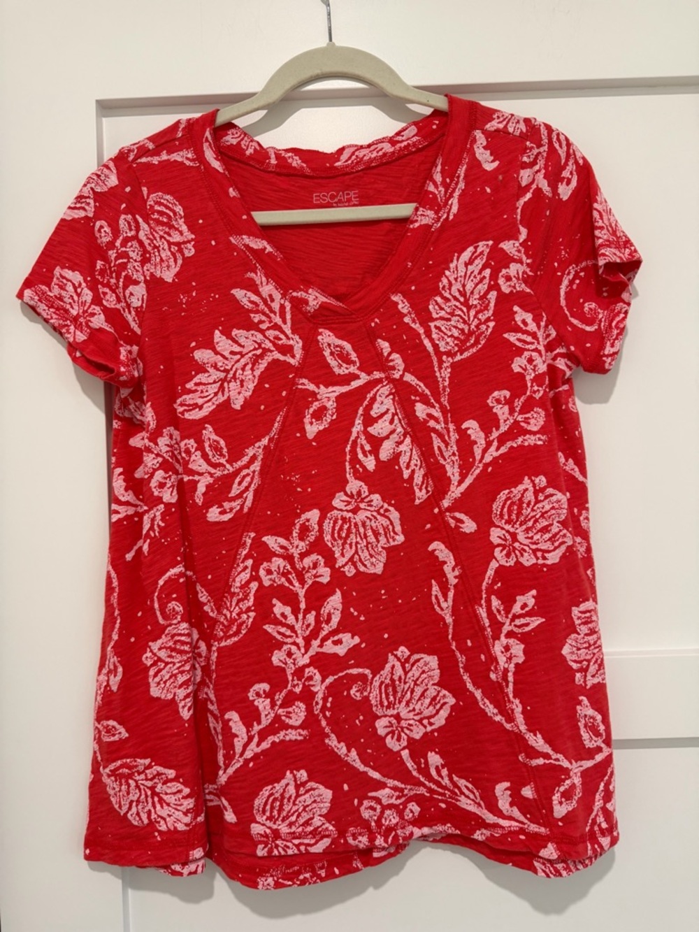 Escape by Habital Clothes Floral V-Neck Short Sleeve Tee size Small Summer